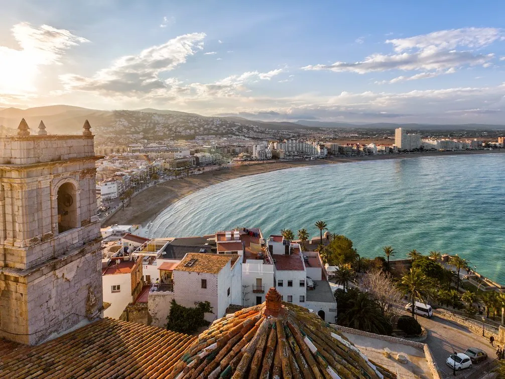 Moderne Architektur und Strände in Valencia, ein günstiges Reiseziel für Städtetrip und Baden im Oktober