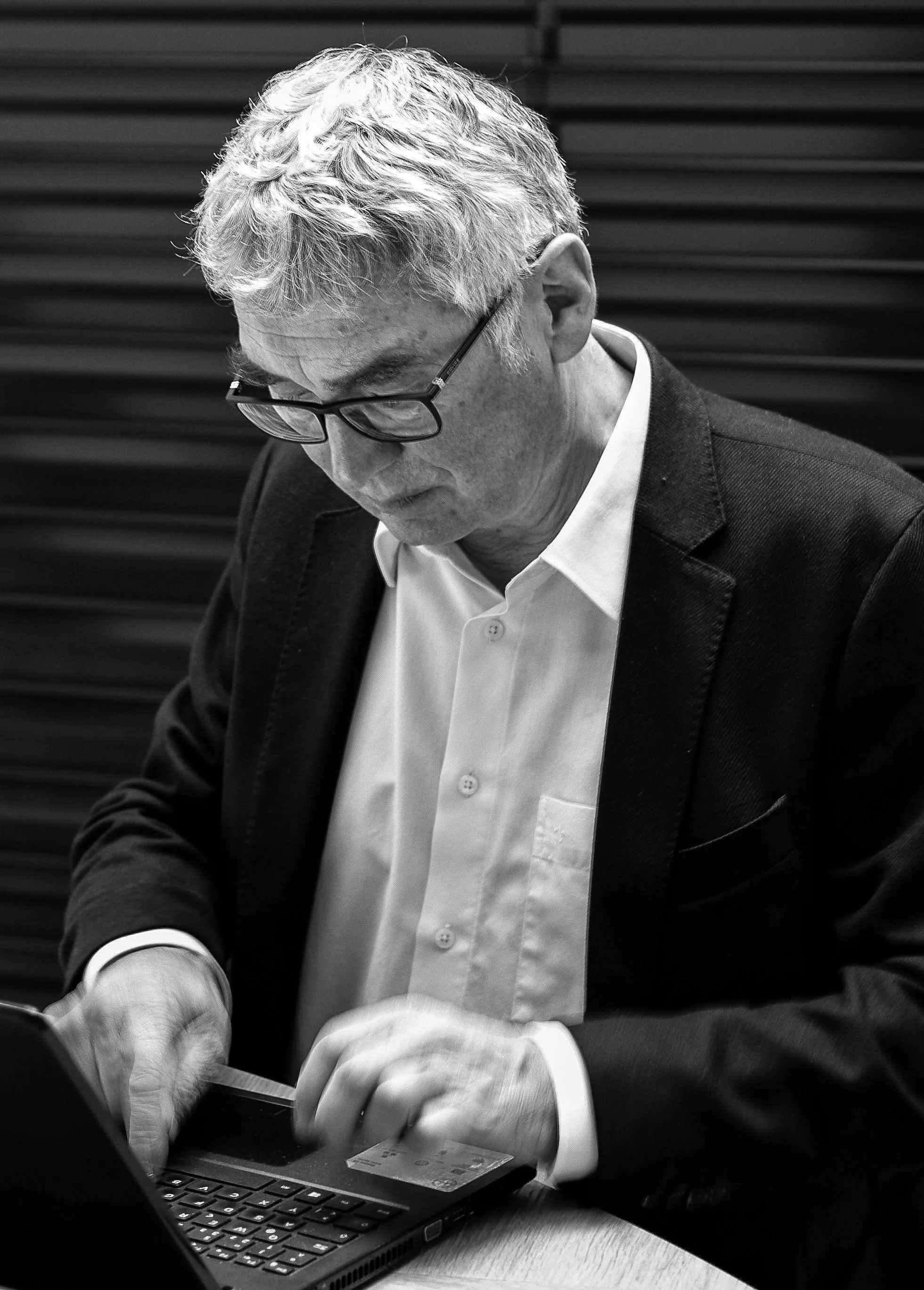 Moderne Büroumgebung als Symbol für Finanzinstitute und Bankgeschäfte