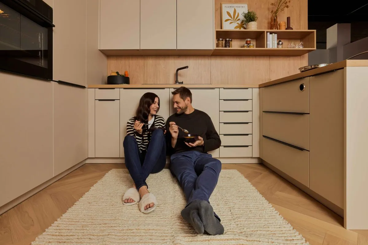 Moderne DANKÜCHEN Küche in hellem Eichenholz mit gemütlicher Atmosphäre, einladend als "Happy Place".