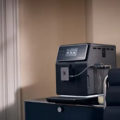 Moderne Kaffeemaschine mit Milchaufschäumer auf einem Tisch