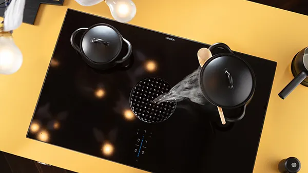 Moderne Küche mit Kochinsel und integriertem Dunstabzug