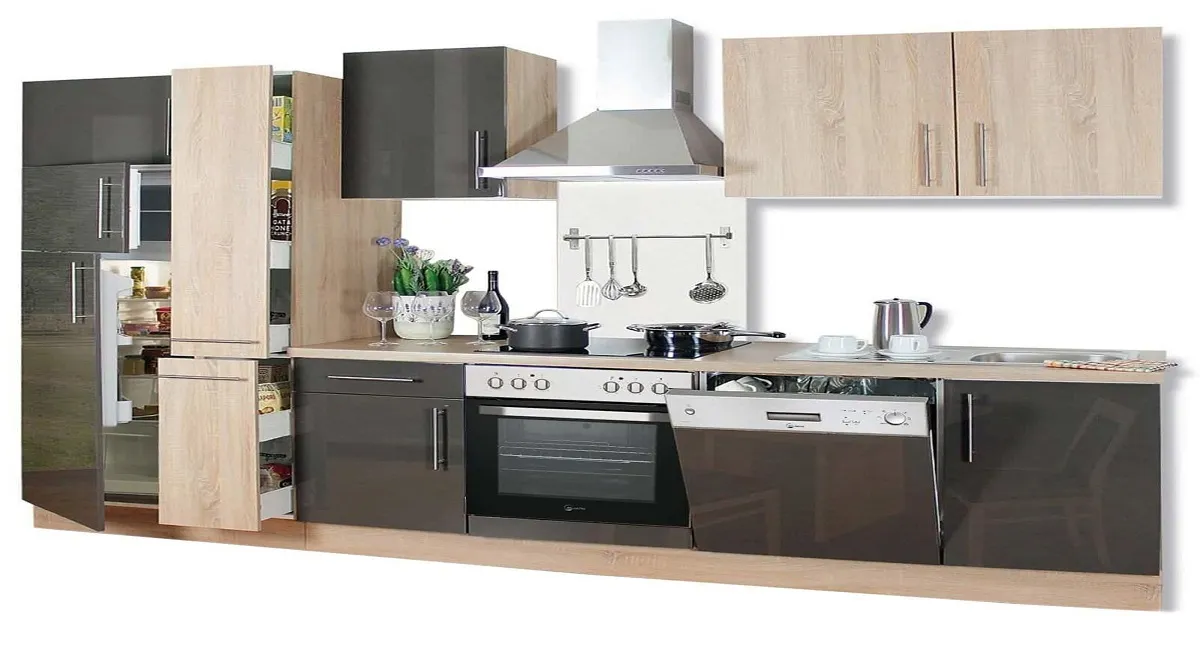 Moderne Küchenzeile mit Elektrogeräten und Geschirrspüler