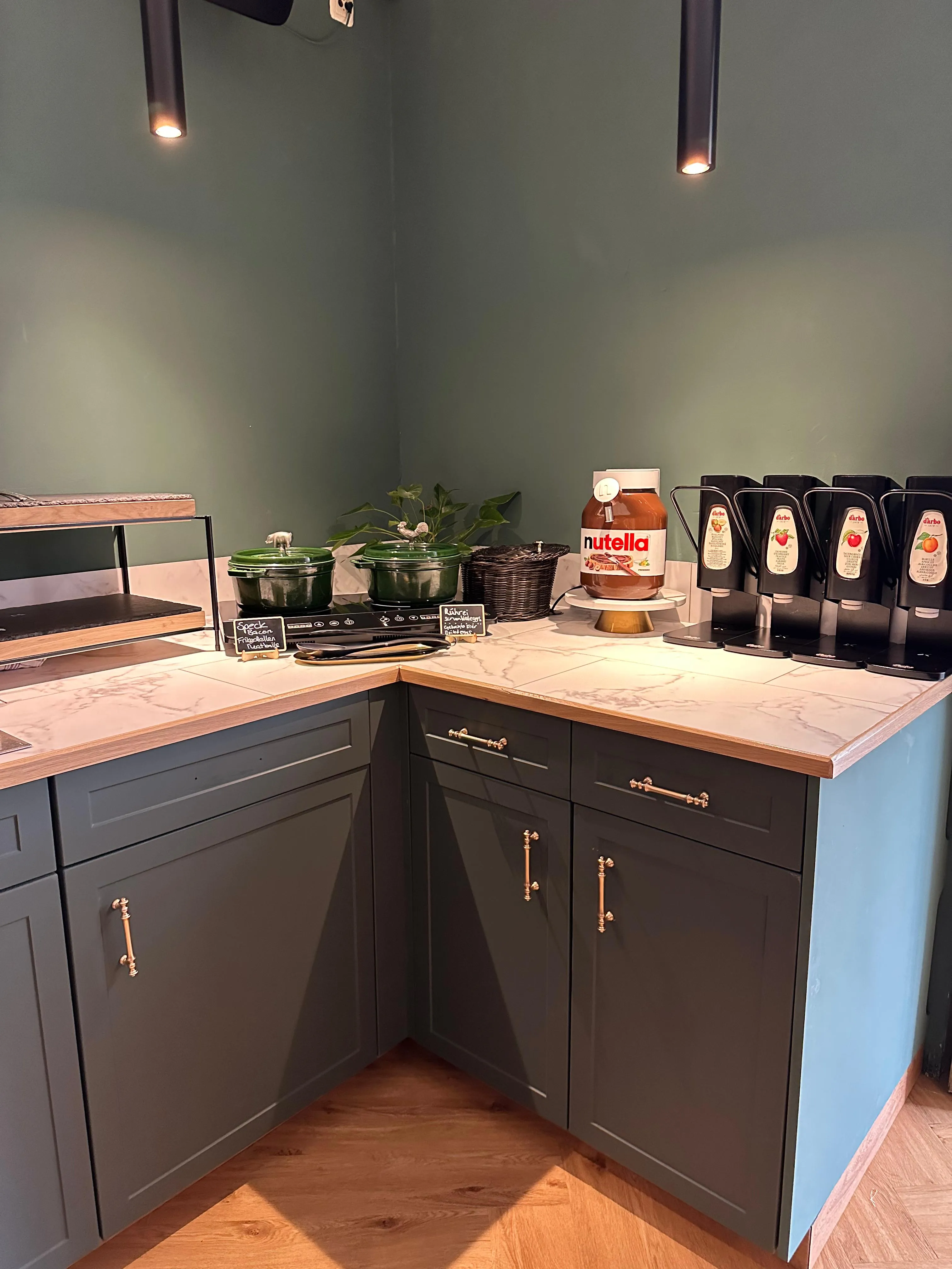 Moderne, maßgefertigte Küchenfronten in einem Hotelambiente