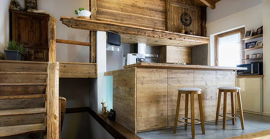 Moderne Massivholzküche aus Altholz mit charakteristischer Maserung