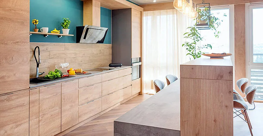 Moderne Massivholzküche kombiniert mit einer Betonarbeitsplatte für einen zeitgemäßen Look