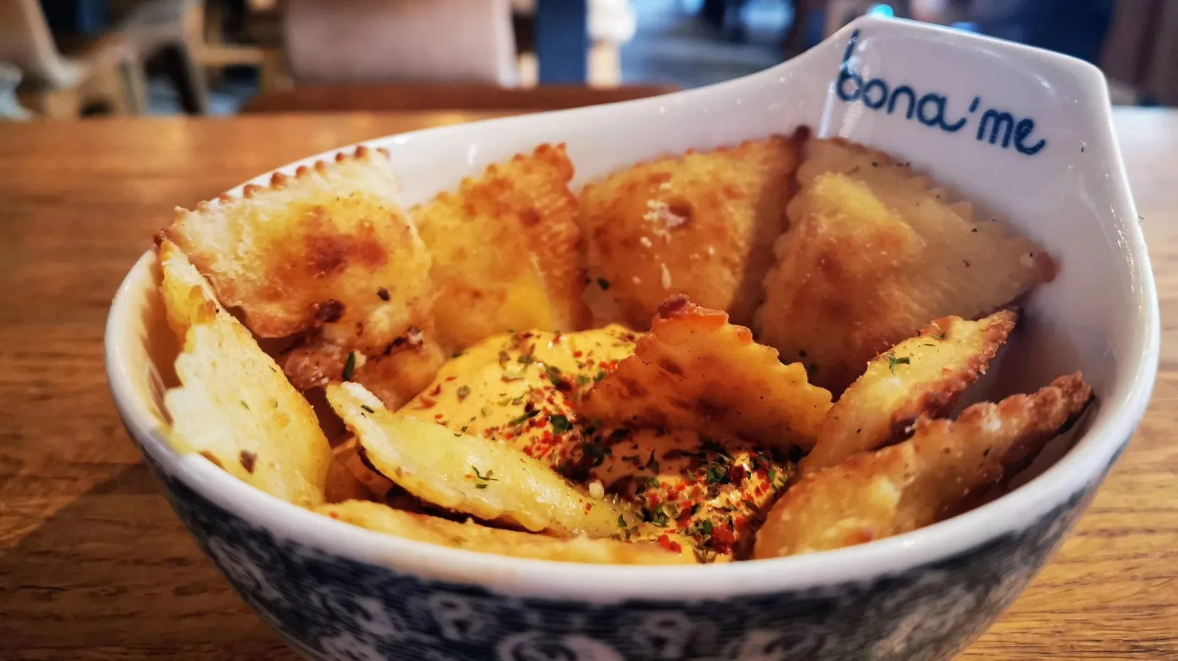 Moderne türkische Gastronomie bei bona'me, die die Vielfalt von Mezze und einzigartigen Getränken zelebriert.