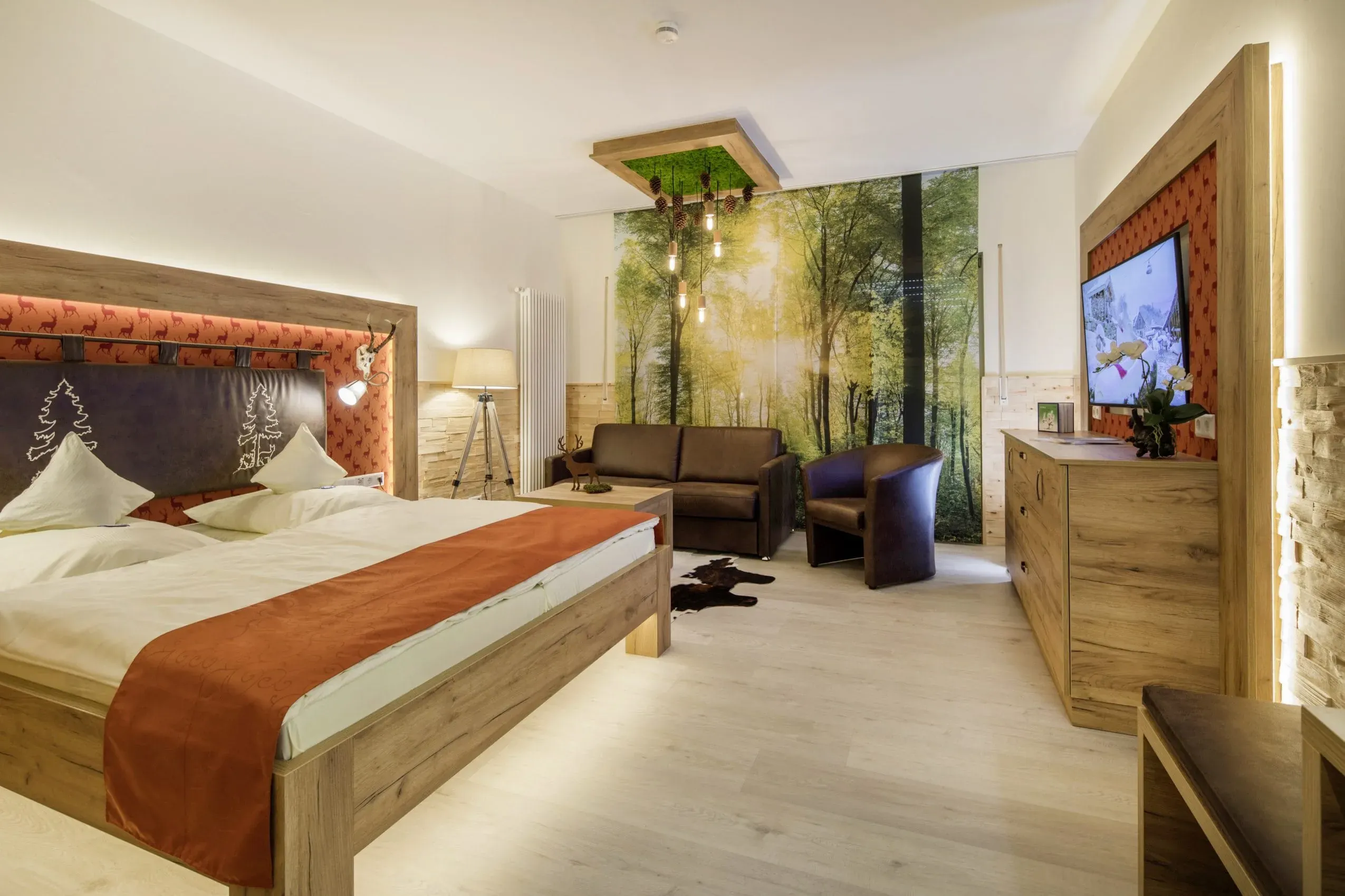 Modernes Doppelzimmer mit Schwarzwald-Fototapete und Licht-Installationen im Wellnesshotel Tanne