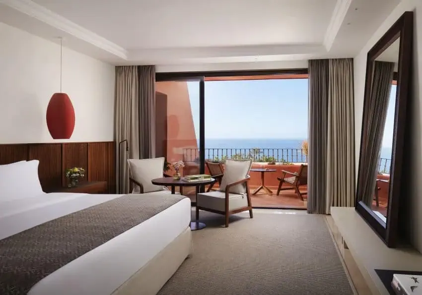 Modernes Premium Ocean View Zimmer im Tivoli La Caleta Tenerife Resort, ideale Wahl für warme Oktober Reiseziele