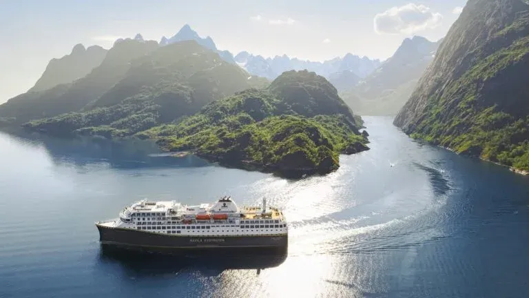 Modernes Schiff von Havila Voyages im norwegischen Fjord, eine nachhaltige Wahl für Reisen