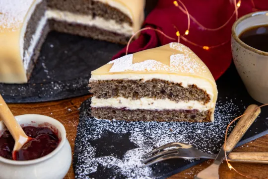 Mohn-Marzipan-Torte im Anschnitt – ein Genuss für die Sinne
