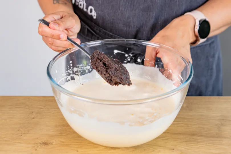 Mohnback unter die Eier-Zucker-Masse heben