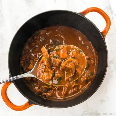 Mollejas de Pollo al Pimentón: Hühnermägen in würziger Paprikasauce, ein authentisches und deftiges spanisches Hauptgericht für Liebhaber der Nose-to-Tail-Küche