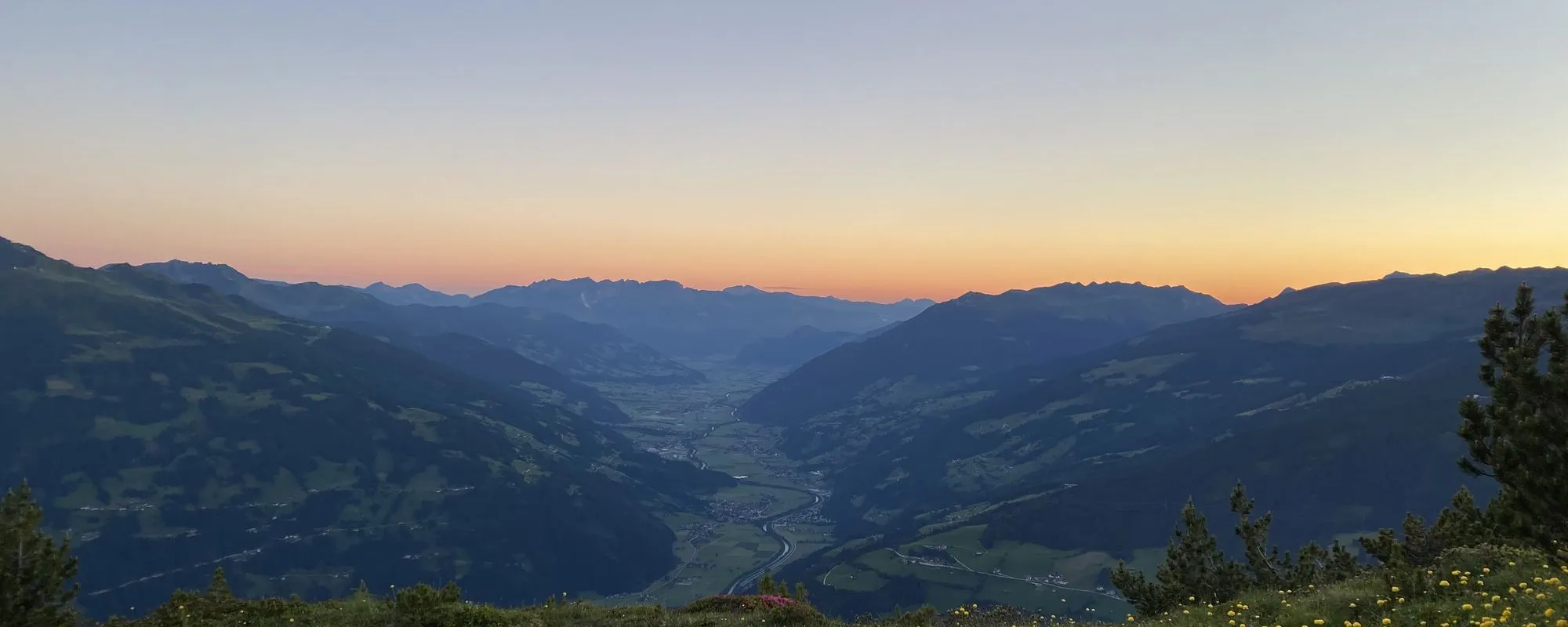 Moment der Stille und Reflexion: Exklusive Ausblicke auf die unberührte Natur bei einem luxuriösen Retreat.