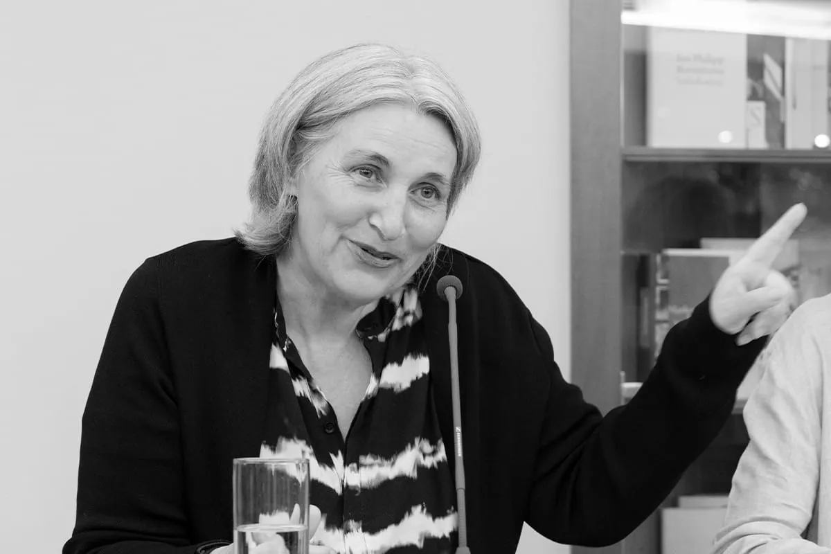 Monika Peetz, eine erfolgreiche deutsche Bestsellerautorin, posiert lächelnd für ein Porträtfoto