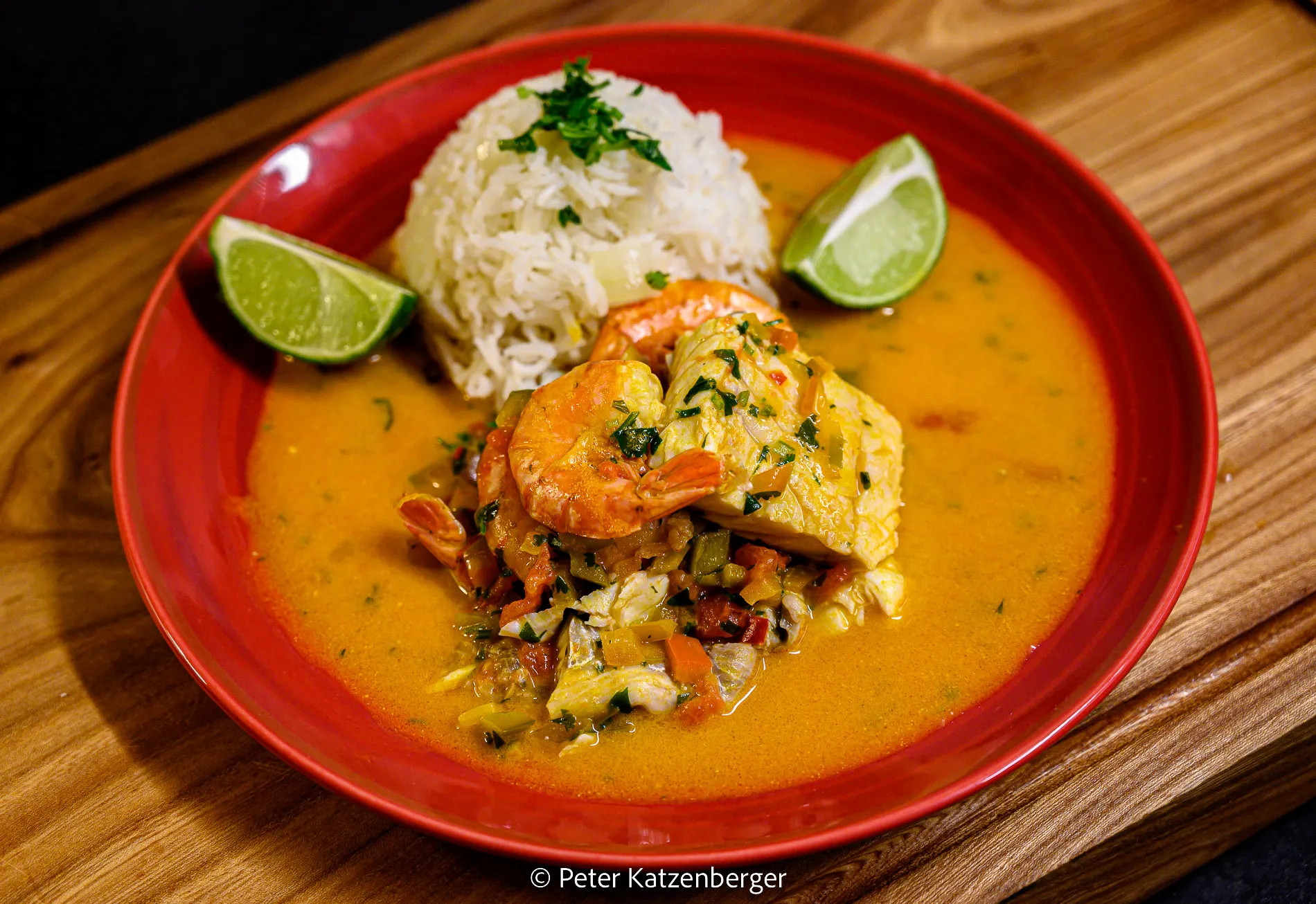 Moqueca Baiana: Ein traditioneller brasilianischer Fischeintopf mit Kokosmilch und Garnelen