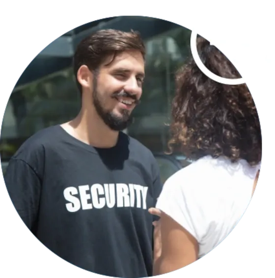 Motivierte Teilnehmer einer Security Ausbildung in Berlin, die durch das Institut für Bildung und Sicherheit auf eine erfolgreiche Karriere vorbereitet werden.