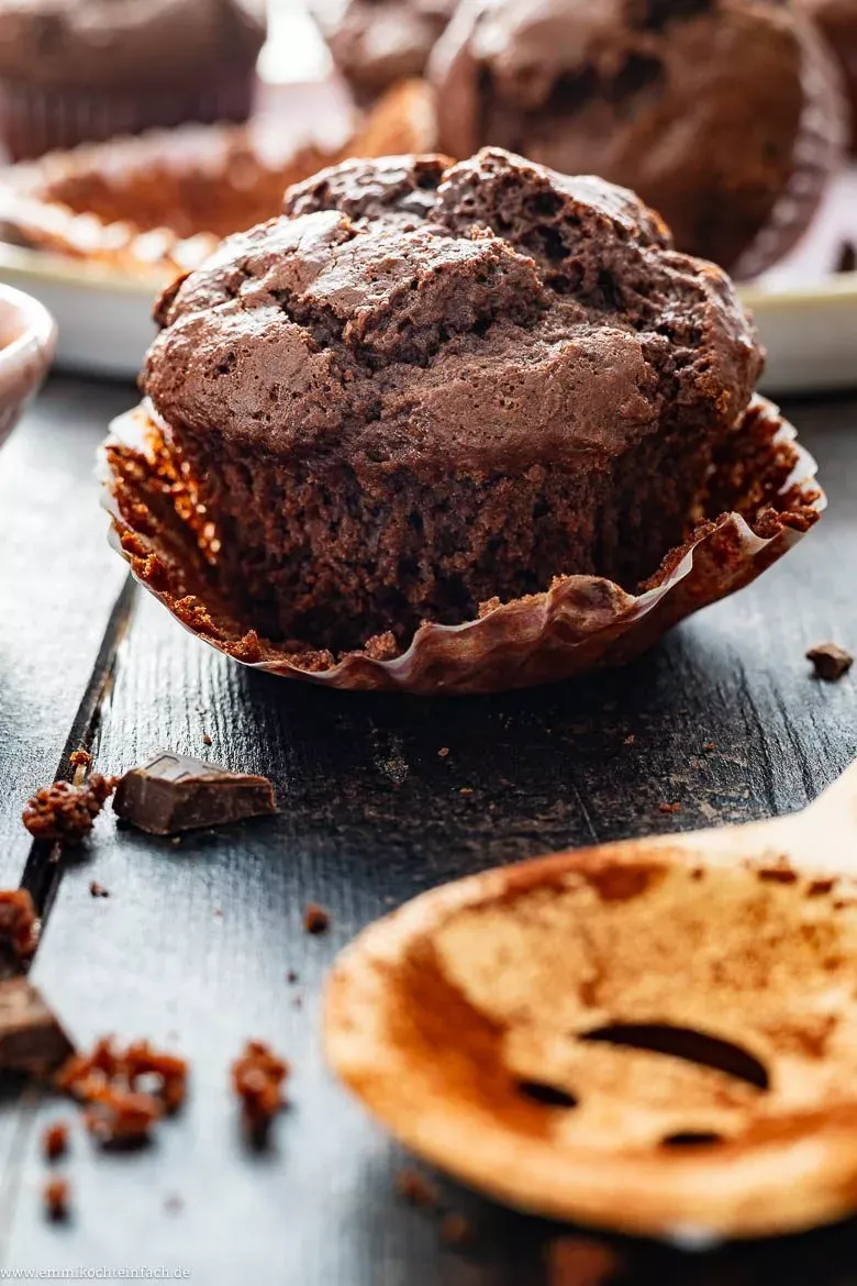 Muffinblech mit Schokomuffins in Förmchen