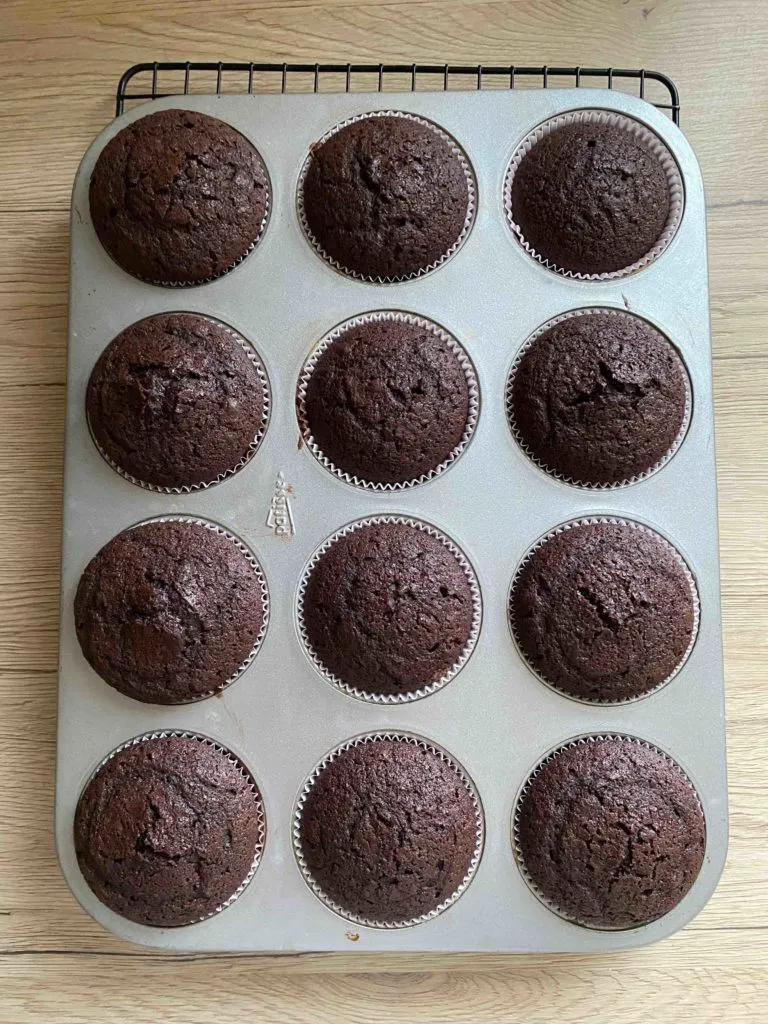 Muffins für 20 Minuten goldbraun backen, bis sie perfekt sind