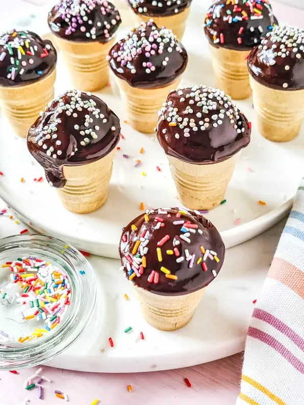 Muffins im Waffelbecher auf Teller mit Streuseln dekoriert