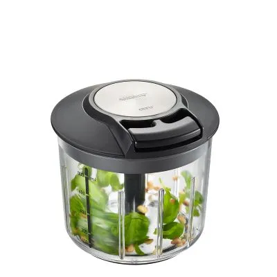 Multizerkleinerer zum schnellen Zerkleinern von Zutaten wie Zwiebeln für die Füllung der Wraps mit Hackfleisch