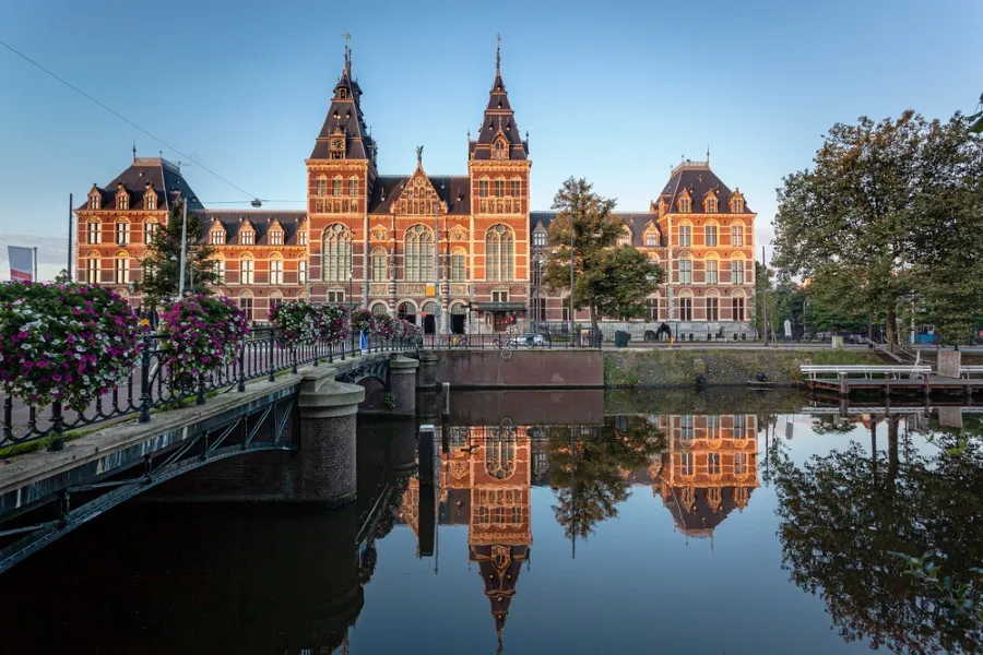 Museum-Square-in-the-borough-Amsterdam-South_shutterstock_245364502