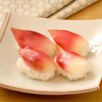 Myoga-Ingwer Nigiri-Sushi auf einem Reiskloß mit Wasabi