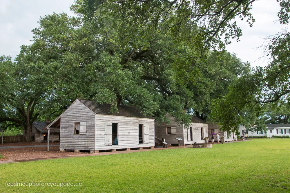 Nachgebaute Sklavenhütten auf der Oak Alley Plantation, die als Teil einer Ausstellung die Geschichte der Sklaverei beleuchten.