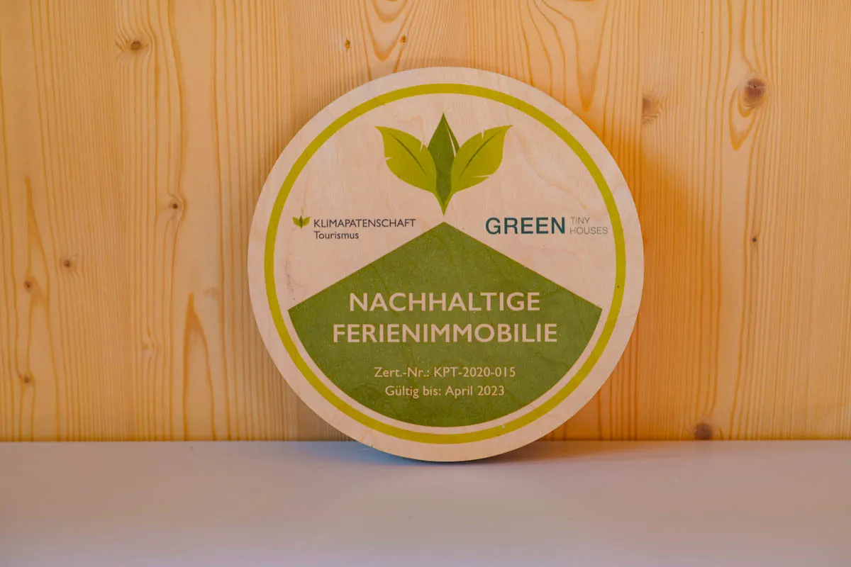 Nachhaltige Astronautendusche im Green Tiny House mit Recycling-Anzeige