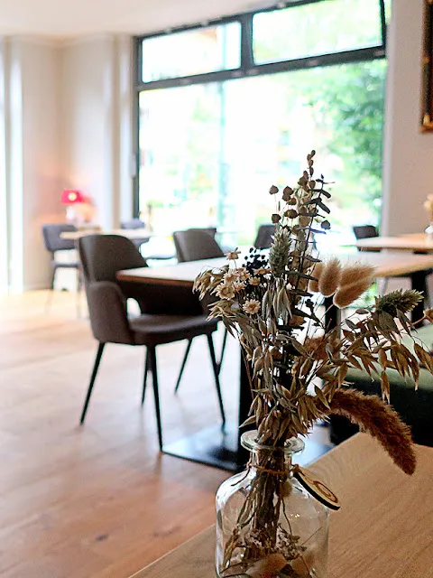 Nachhaltiger Blumenschmuck auf einem Tisch in der Hummelbude Essen, geliefert von einer lokalen Floristin aus Frohnhausen.