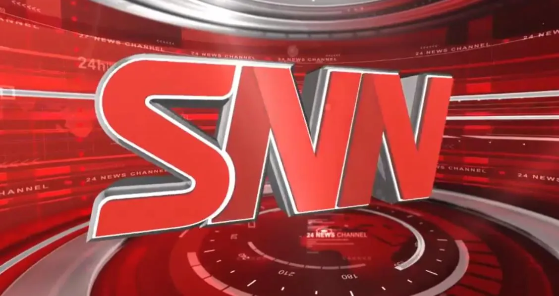 Nachrichtensprecher des SOLIDWORKS News Network vor SOLIDWORKS Logo