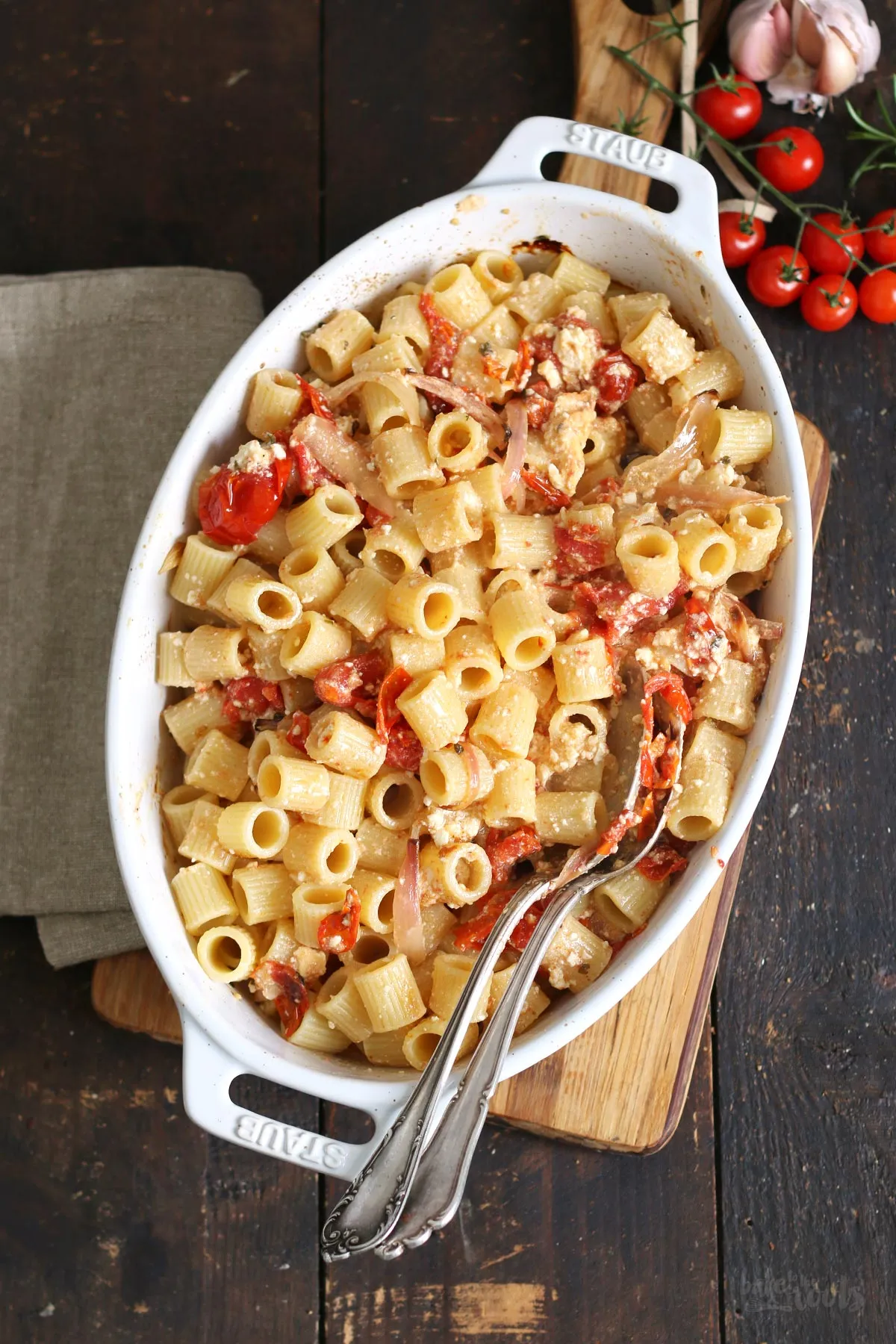 Nahaufnahme der cremig vermischten Ofen-Feta-Nudeln mit geschmolzenem Feta und saftigen Cherrytomaten.