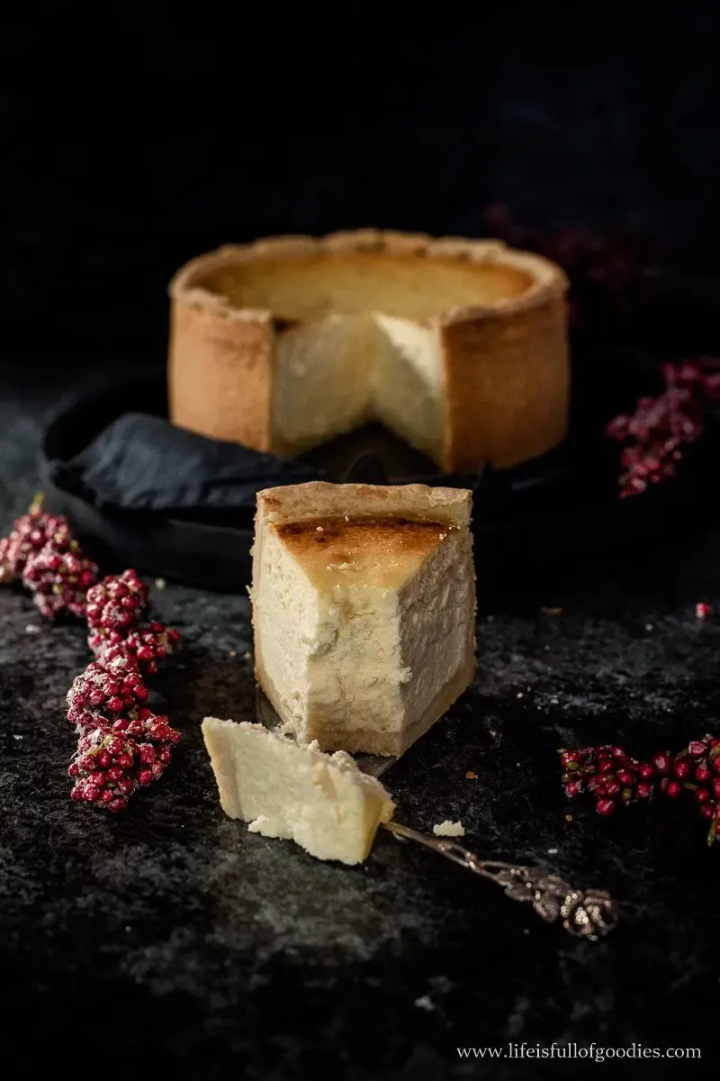 Nahaufnahme der cremigen Käsekuchenfüllung in einer Springform vor dem Backen