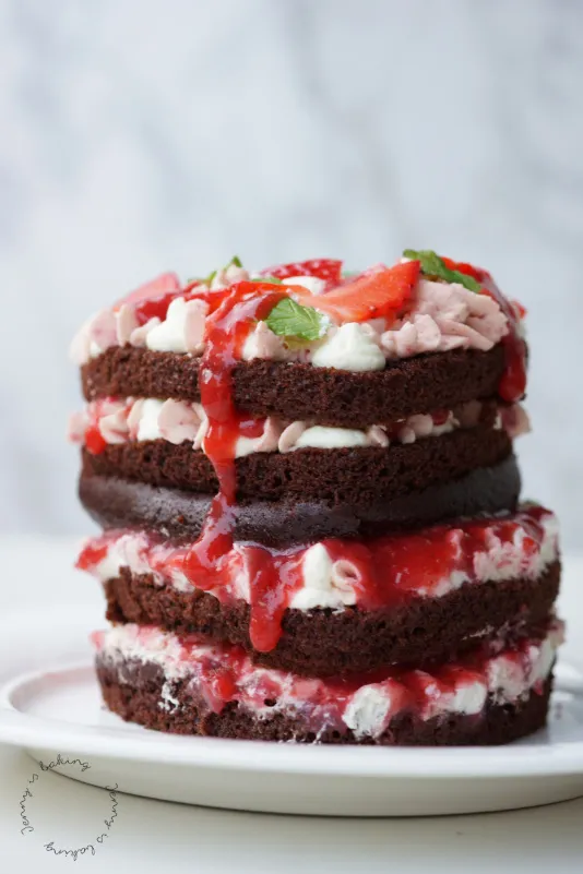 Nahaufnahme der dekorierten Geburtstagstorte, die die einzelnen Schichten zeigt