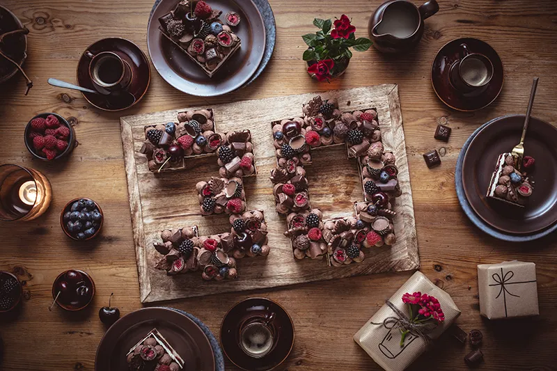 Nahaufnahme der dekorierten Torte, die zum Servieren bereit ist