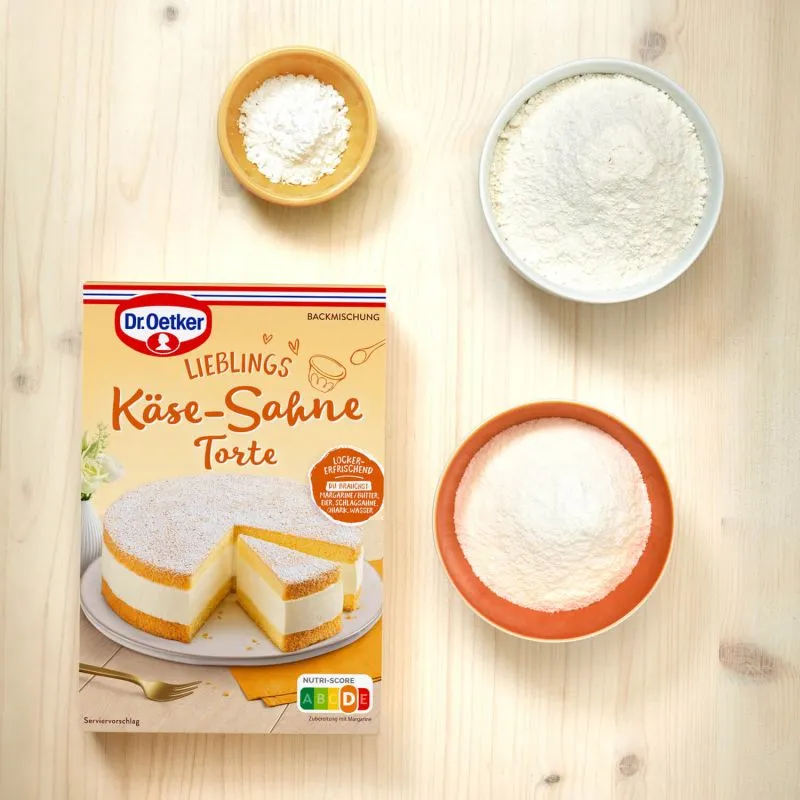 Nahaufnahme der Dr. Oetker Käse-Sahne Torte Backmischung, die die Einzelteile zeigt