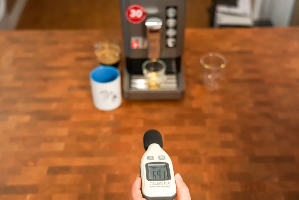 Nahaufnahme der entnehmbaren Brüheinheit eines Kaffeevollautomaten, mit sichtbaren Kaffeeresten.