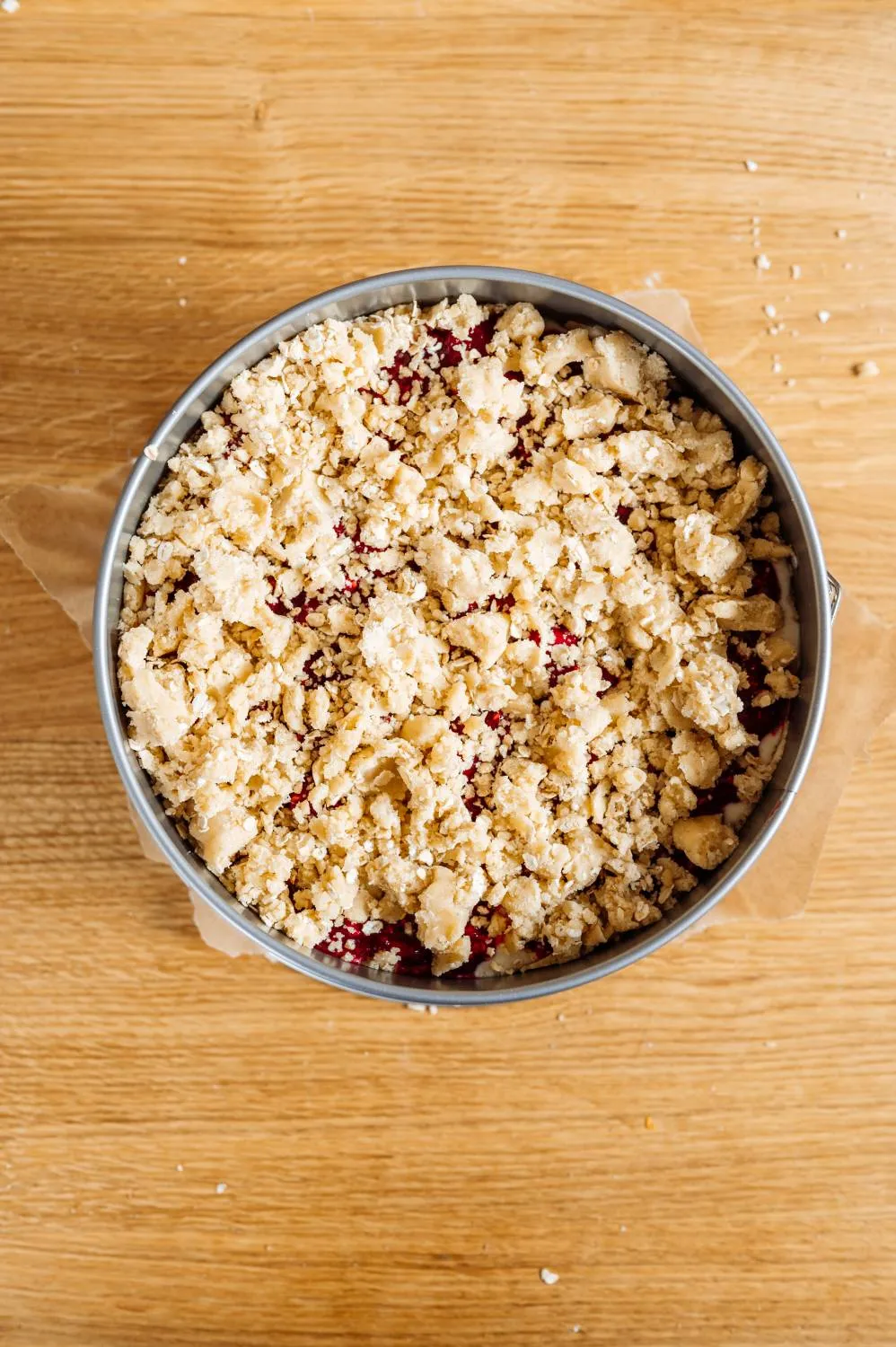 Nahaufnahme der Himbeermasse, vorbereitet für den sommerlichen Joghurt-Cheesecake mit Beeren