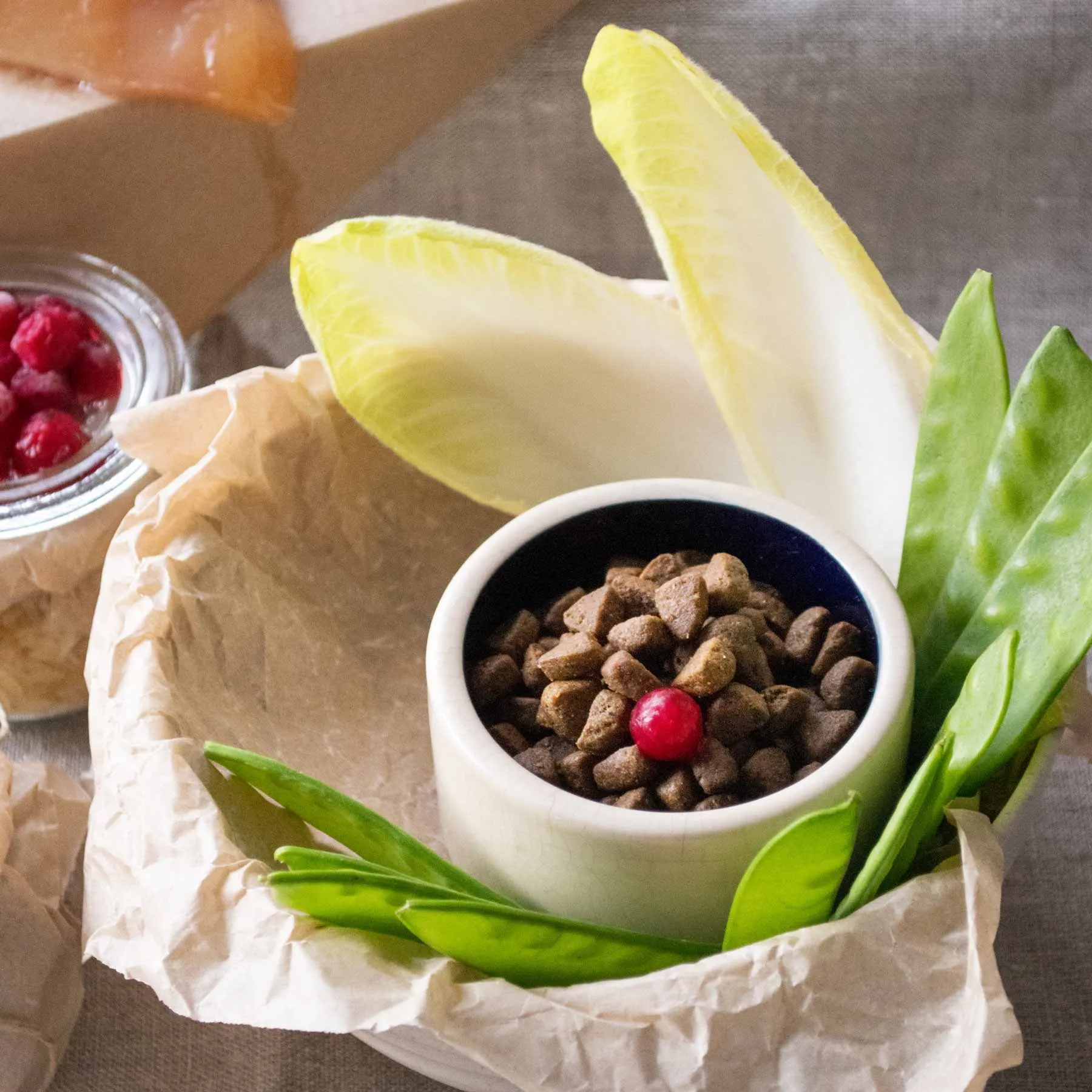 Nahaufnahme der kleinen Trockenfutterkroketten von PERRO Cat Premium Rassekatze, zuckerfrei