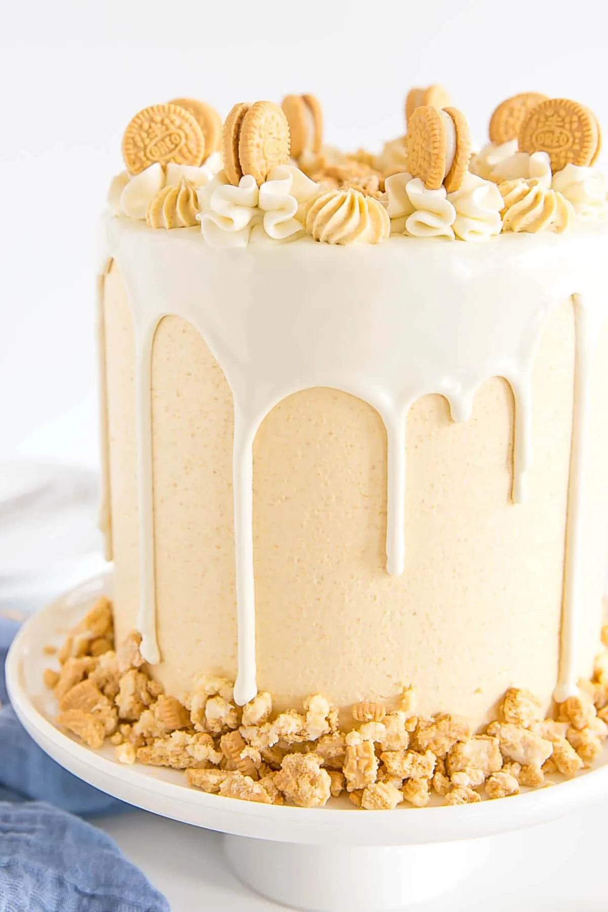 Nahaufnahme der Kuchenseite mit perfekt herunterlaufender weißer Schokoladen-Ganache