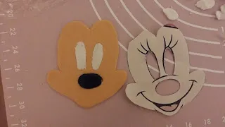 Nahaufnahme der Minnie Maus Fondant-Details: Augen, Nase und Mund werden mit schwarzem und weißem Fondant gefüllt für eine detailreiche Motivtorte.