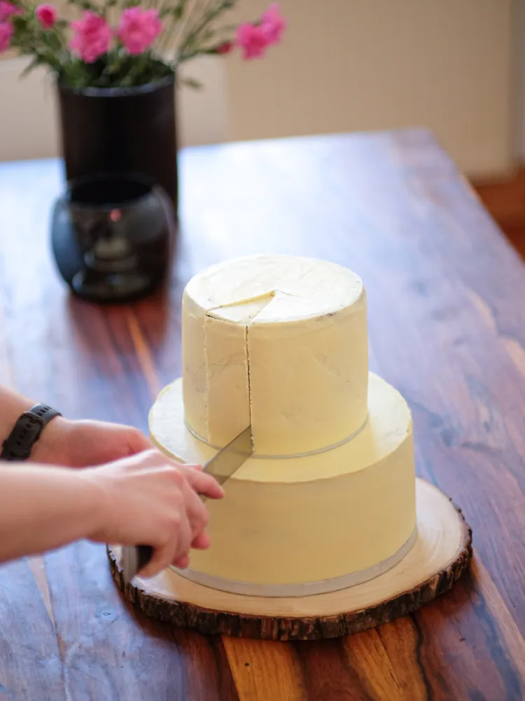Nahaufnahme der oberen Torte, bereit für den Anschnitt