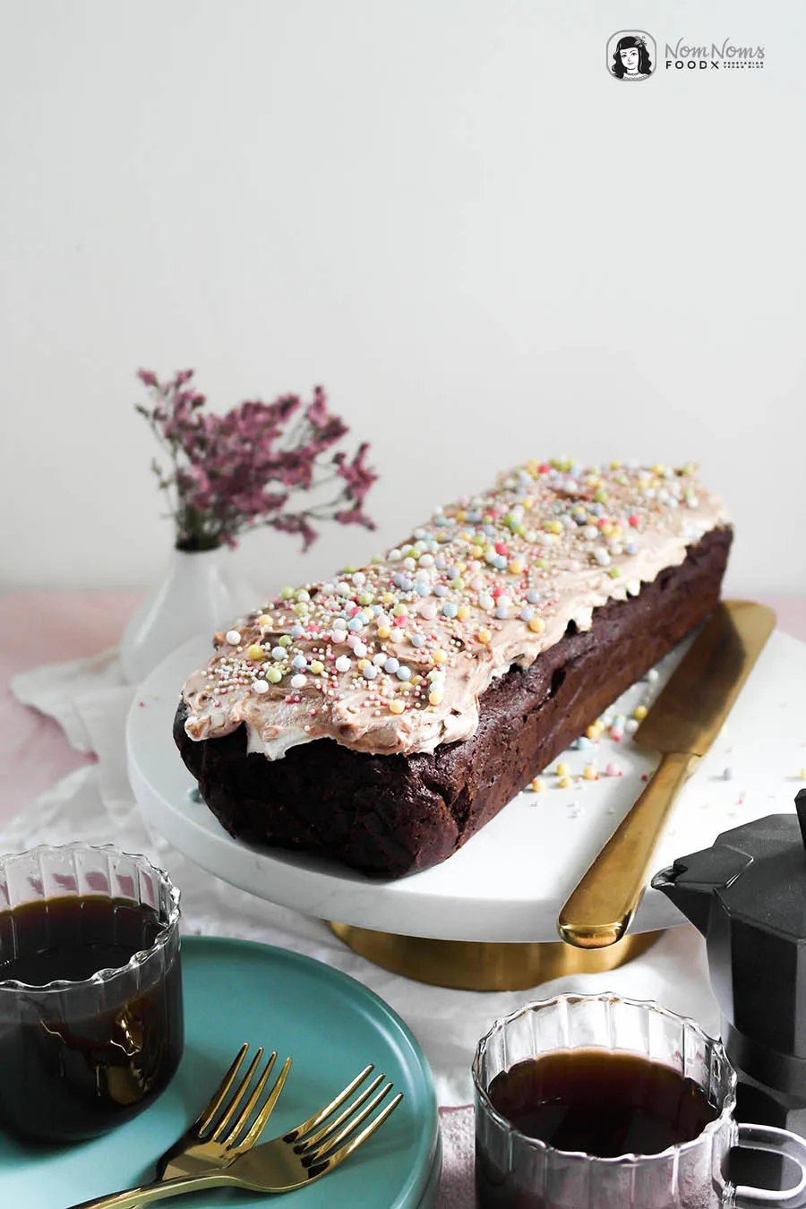 Nahaufnahme: Der Rand des Geburtstagskuchens zeigt die perfekte Brownie-Textur und die üppige Creme