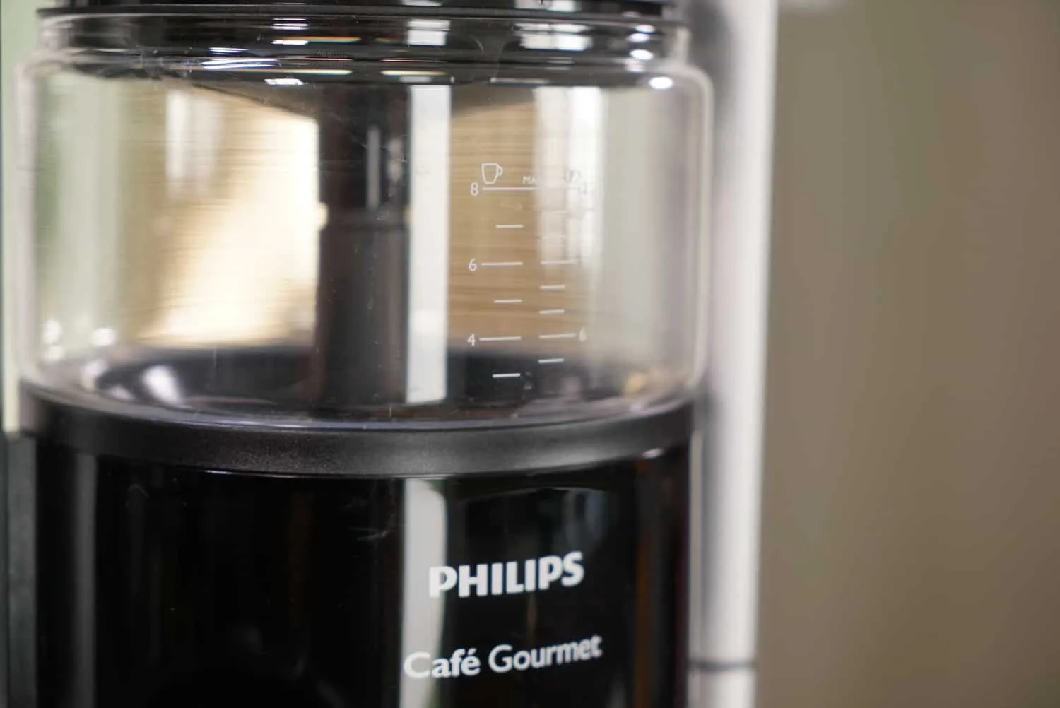 Nahaufnahme der schlecht lesbaren Wasserstandsanzeige am Wassertank der Philips Café Gourmet