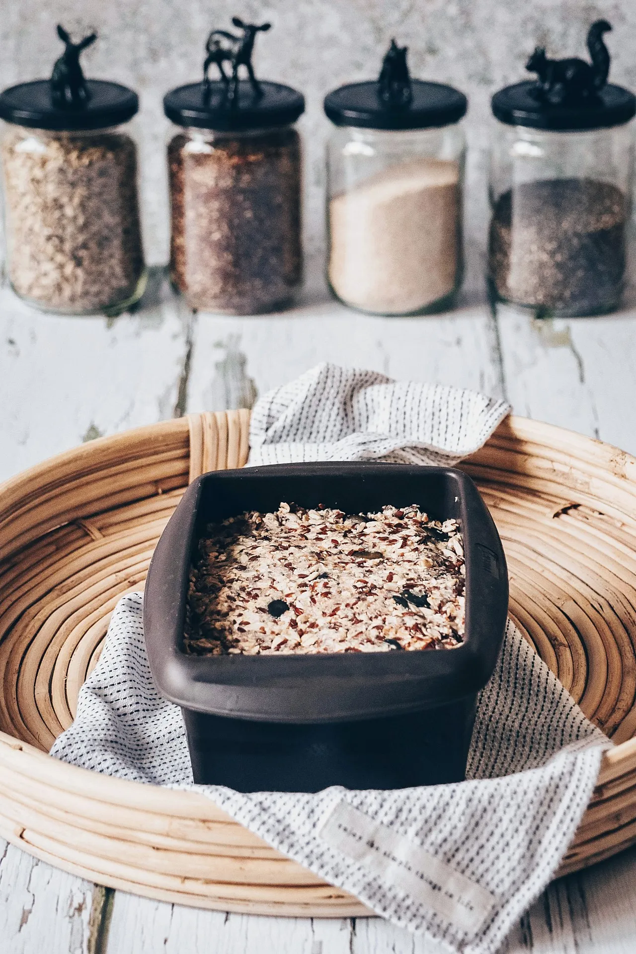 Nahaufnahme der Zutaten für kerniges Brot ohne Mehl in einer Schüssel