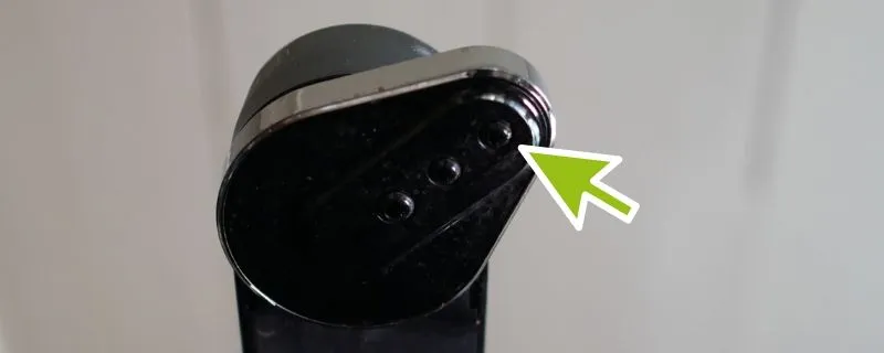 Nahaufnahme des äußeren Wasserauslasses der Melitta Epos, der auf den Filter statt auf das Kaffeemehl trifft