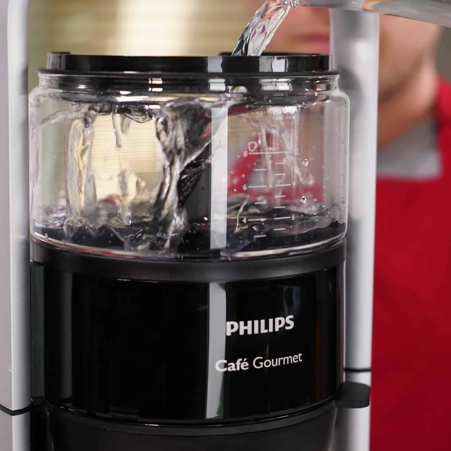 Nahaufnahme des Befüllvorgangs des Wassertanks der Philips Café Gourmet nach dem Direkt-Brüh-Prinzip