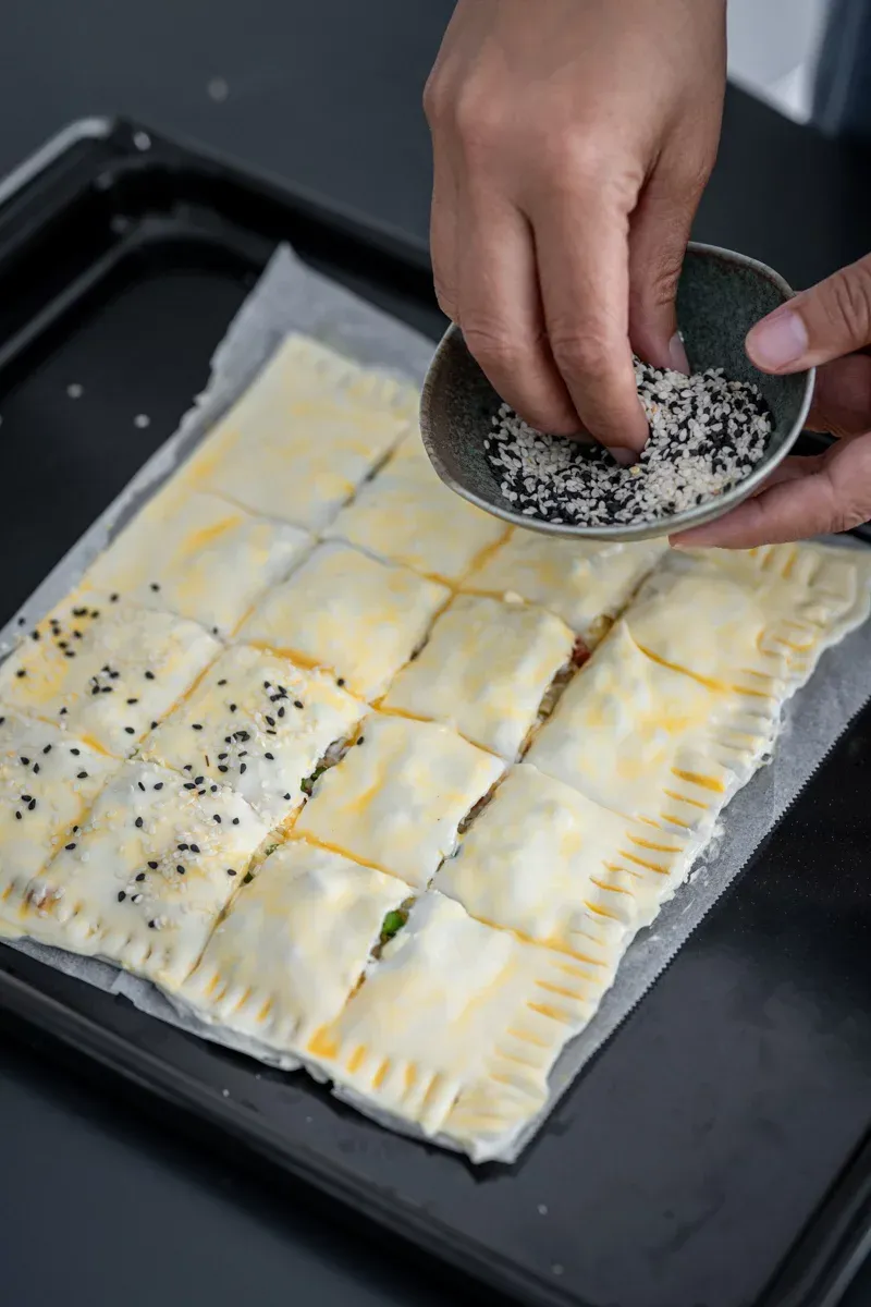 Nahaufnahme des Blätterteig-Snacks mit Sucuk