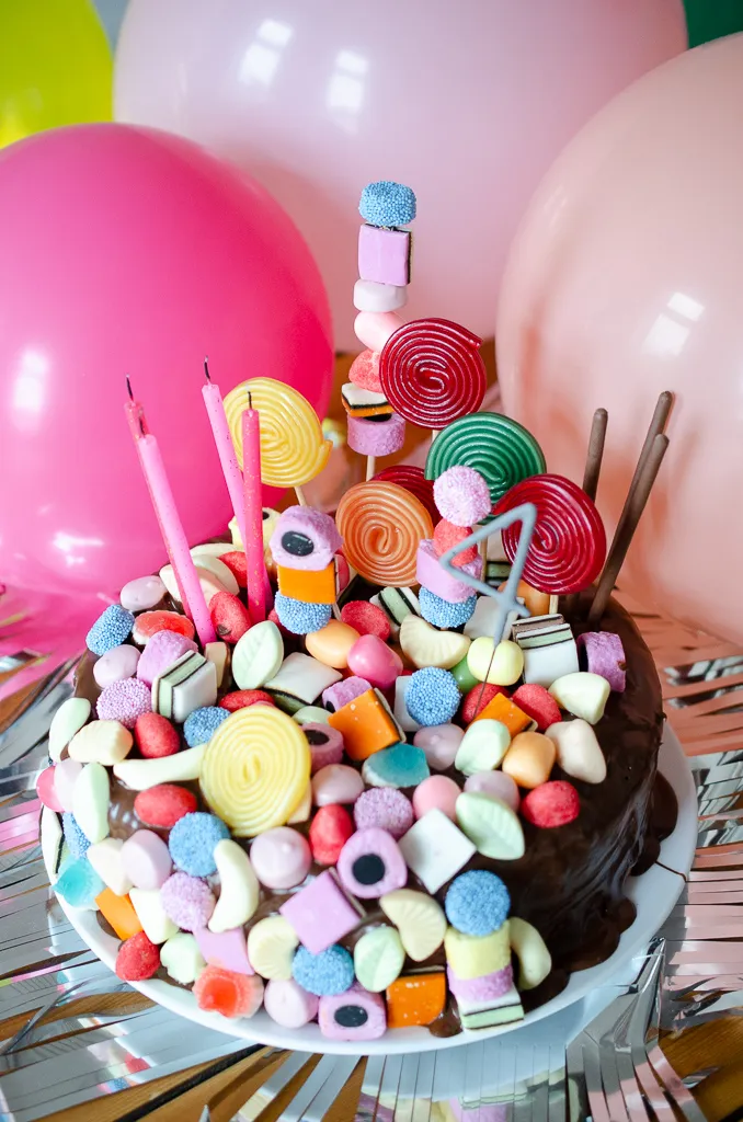 Nahaufnahme des Candy Cake mit verschiedenen Fruchtgummis, Lakritz und Zuckerperlen als Dekoration