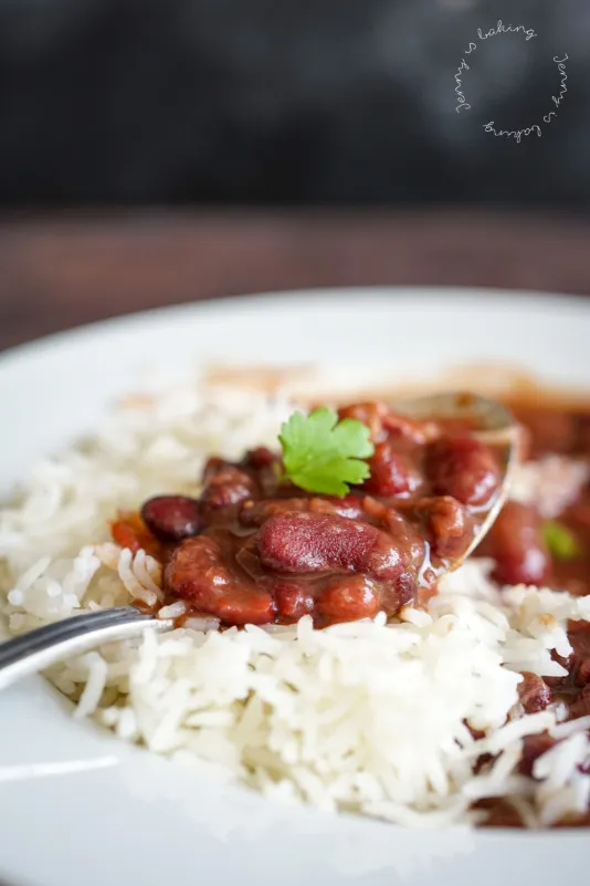 Nahaufnahme des cremig-würzigen Rote Bohnen Eintopfs mit Petersiliengarnitur, bereit zum Servieren.