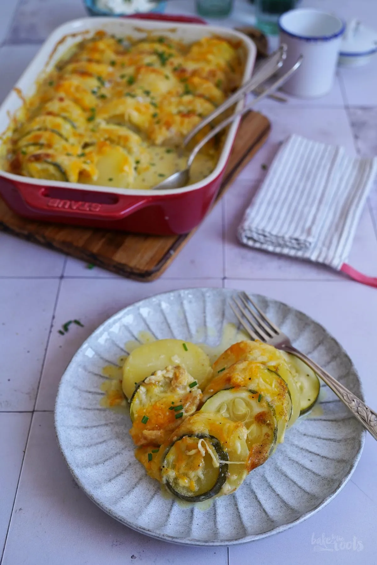Nahaufnahme des cremig-würzigen Zucchini Auflaufs mit Käsekruste